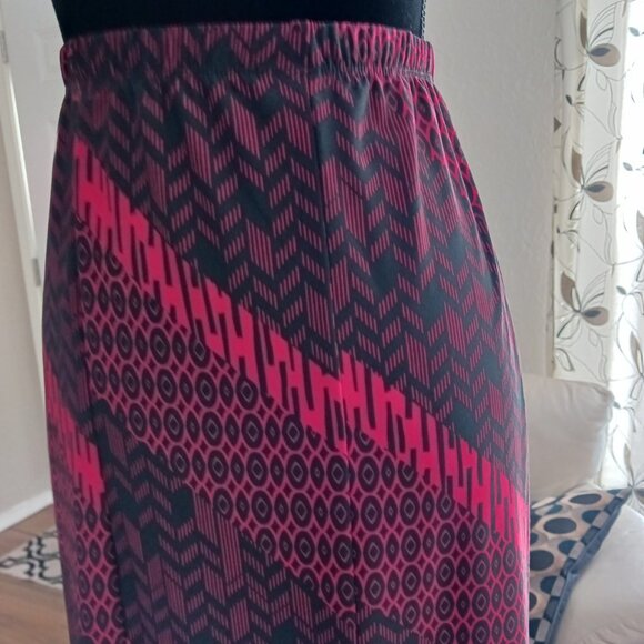 Red print midi skirt, 1X - Picture 2 of 3
